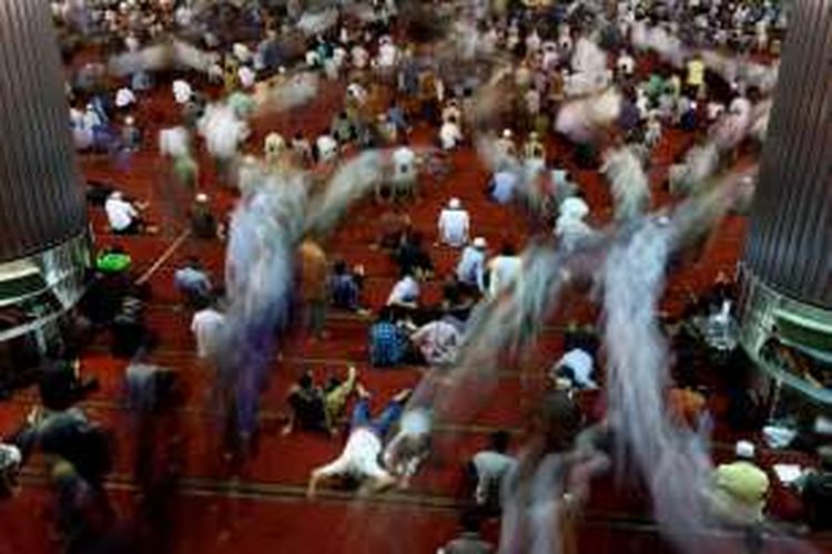 Umat muslim menjalankan ibadah shalat Jumat pertama di bulan Ramadhan di Masjid Istiqlal, Jakarta Pusat, Jumat (10/6/2016). Bulan Ramadhan dimanfaatkan dengan sebaik-baiknya oleh umat Muslim dengan beribadah termasuk membaca Al Quran serta iktikaf.