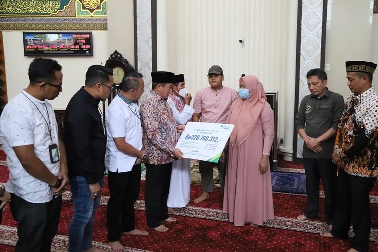 Kepala Pusat Penerangan (Kapuspen) Kemendagri Benni Irwan bersama Badan Penyelenggara Jaminan Sosial (BPJS) Ketenagakerjaan menyerahkan santunan kepada keluarga almarhum pekerja non-ASN, Hasan, senilai Rp 320.780.312. 

