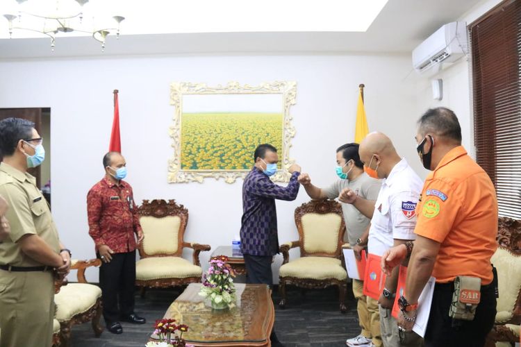 Sekda Bali Dewa Made Indra saat memberikan penghargaan ke relawan penanganan Covid-19 di Bali.