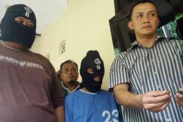 Seorang oknum PNS asal Bandung, berinisial P (kiri) dan kurirnya berinisial B (tengah) merupakan pengedar narkoba jenis sabu jaringan PNS ditangkap Satnarkoba Polres Tasikmalaya Kota, Rabu (10/8/2016).
