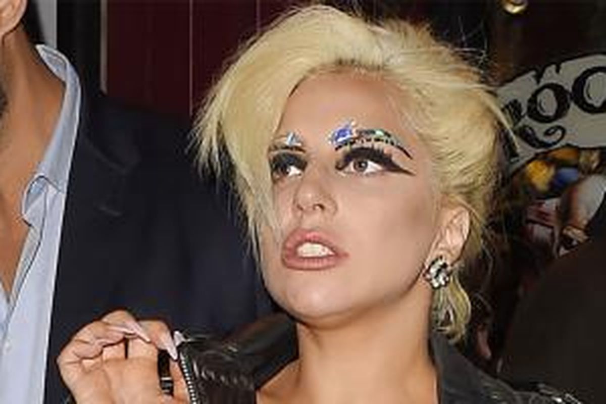 Tampilan riasan alis Lady Gaga yang unik