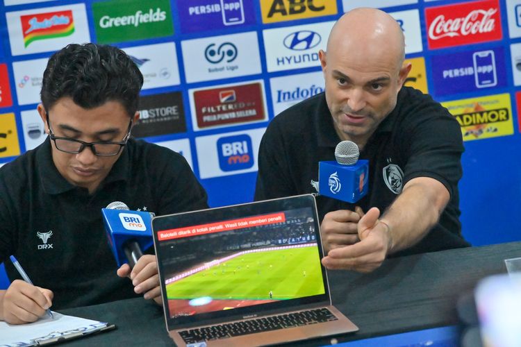 Momen pelatih PSM Makassar Bernardo Tavares menunjukkan situasi gol Persib Bandung yang seharusnya di review oleh Video Assistant Referee (VAR) pada laga pekan ke-21 Liga 1 2024-2025, Sabtu (1/2/2025) di Stadion Gelora Bandung Lautan Api (GBLA). 
