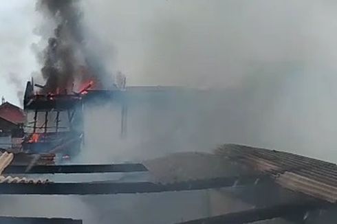 Kebakaran Landa Rumah Berlantai 2 di Pasar Rebo, Diduga Pemilik Lupa Matikan Kompor