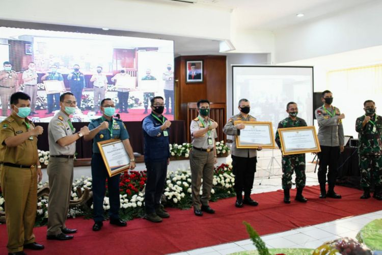 Menteri Pertanian Syamsul Yasin Limpo bersama Gubernur Jawa Barat Ridwan Kamil saat menghadiri acara di Lembang, Kabupaten Bandung Barat, Selasa (16/6/2020).