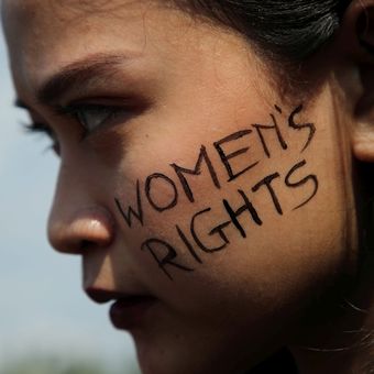Hari Perempuan Internasional 2019 diperingati perempuan dari sejumlah organisasi dengan berunjuk rasa di Taman Aspirasi, di depan Istana Merdeka, Jakarta, Jumat (8/3/2019). Mereka antara lain mendesak agar disahkannya RUU Penghapusan Kekerasan Seksual, perlindungan terhadap pekerja perempuan, dan perlakuan yang setara.