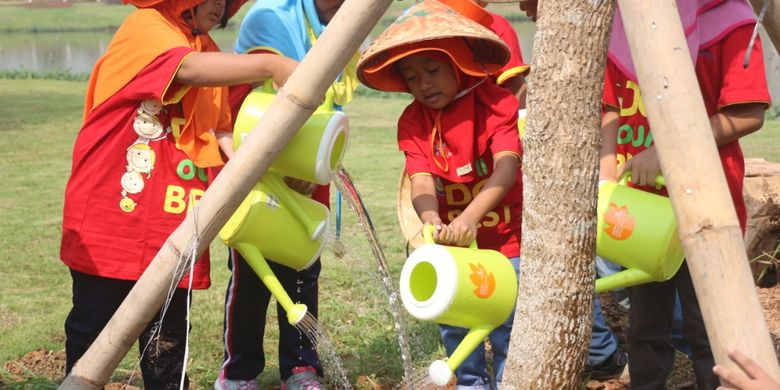 Anak-anak Little Bee School Lippo Cikarang, SDN 01 Cicau dan SDN 02 Cicau saat melakukan penanaman pohon dan edukasi sampah plastik, Rabu (25/9/2019) di Central Park Meikarta, Cikarang.