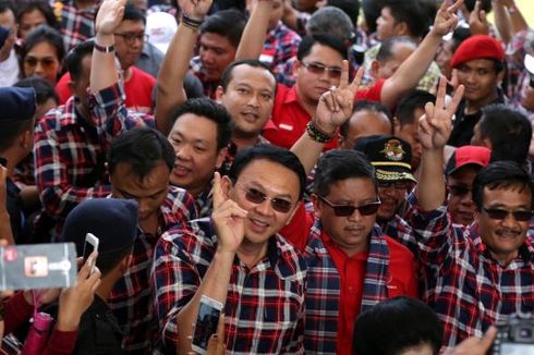 Salam Dua Jari untuk Ahok-Djarot dalam Konser 