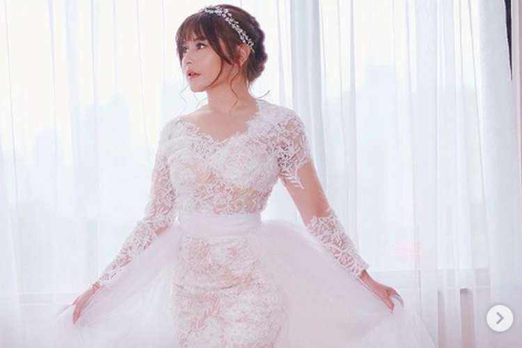 Prilly Latuconsina jahit khusus gaun pernikahannya dalam web series Get Married