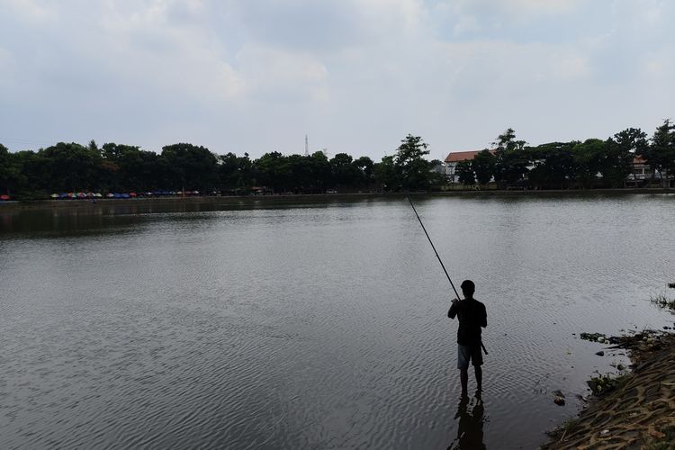 Pengunjung Danau Setu Babakan memancing, Jakarta Selatan, Jumat (29/12/2023). 
