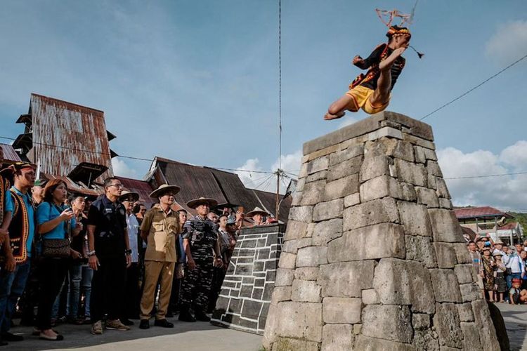 Tradisi lompat batu Fahombo yang dilakukan anak laki-laki masyarakat Nias, Sumatera Utara. Sumatera Utara mencatat peningkatan kunjungan wisatawan mancanegara pada Juli 2022.