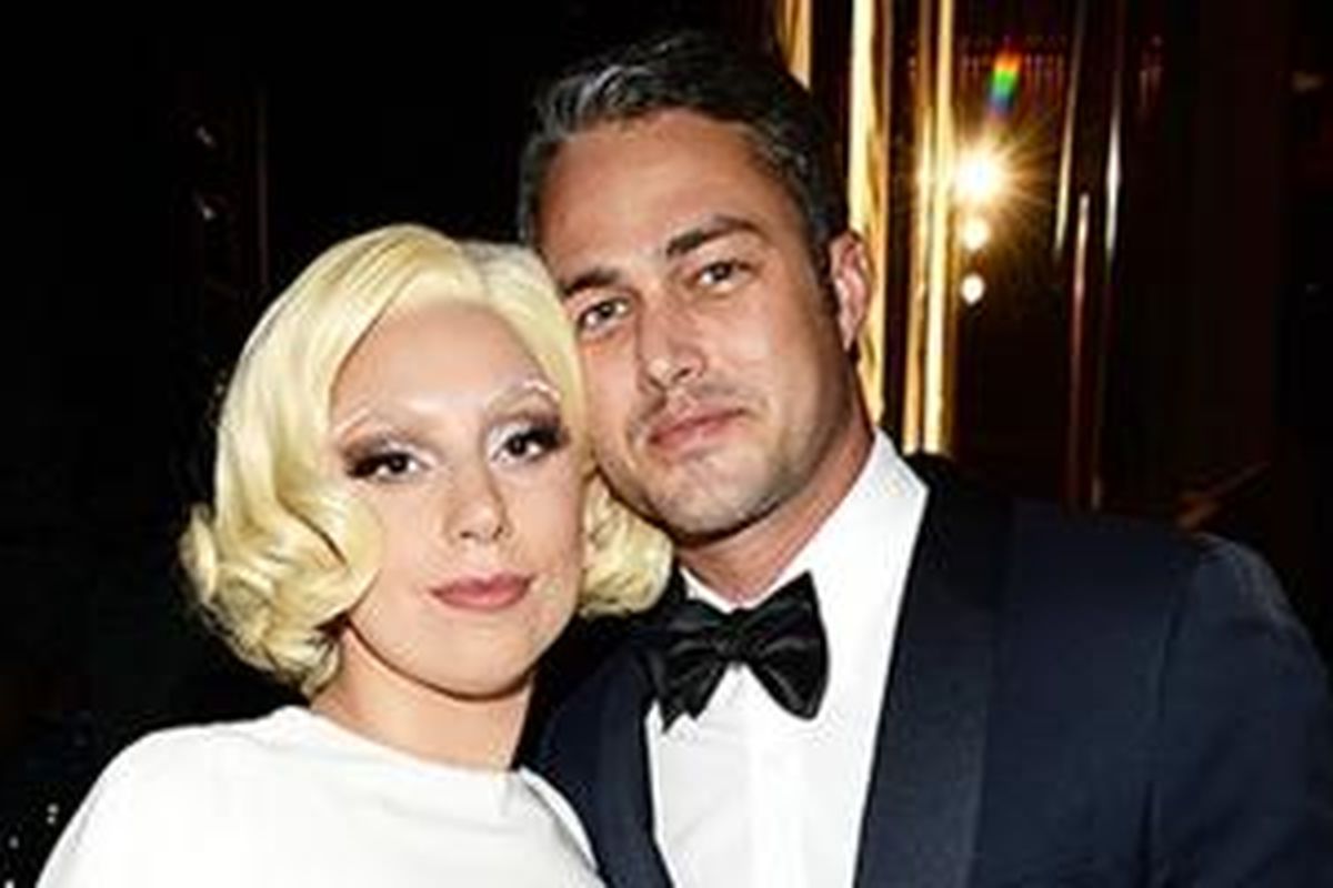 Dalam sebuah wawancara dengan Women's Wear Daily, Lady Gaga memberikan sedikit bocoran tentang gaun yang akan dikenakannya di hari pernikahan bersama Taylor Kinney nanti.