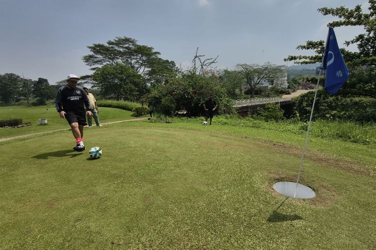 Presenter olahraga nasional, Valentino Simanjuntak, mencoba olahraga Footgolf di Palm Hill Golf Club, Sentul, Jawa Barat, pada Kamis (25/9/2025).
