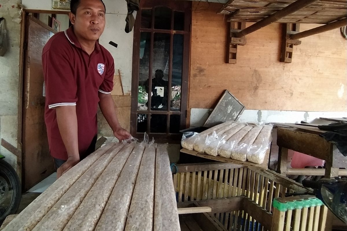 Salah satu perajin tempe, Iryono, ketika ditemui di rumah produksinya di Jalan Harmonika, Cipondoh, Senin (4/1/2021) siang