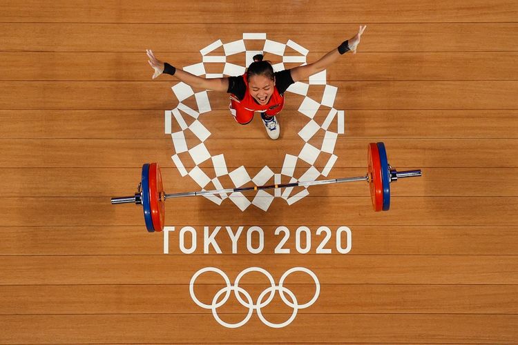 Foto yang diambil dengan kamera robot ini memperlihatkan reaksi Windy Cantika Aisah dari Indonesia saat bertanding di cabang olahraga angkat besi 49kg putri Olimpiade Tokyo 2020 di Tokyo International Forum di Tokyo pada Sabtu 24 Juli 2021. Berikut ini klasemen medali Olimpiade Tokyo.