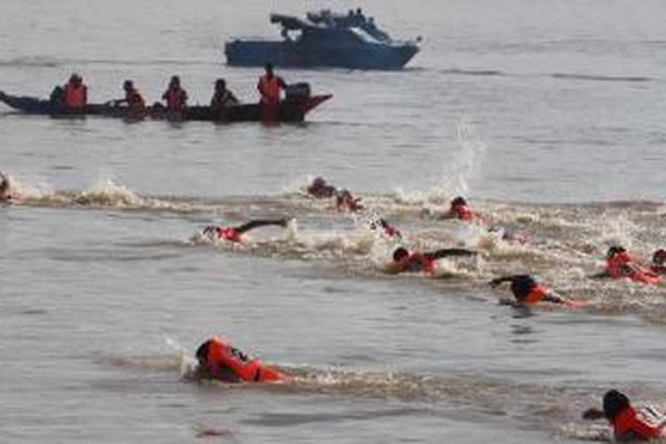 Adu Nyali, Para peserta lomba renang saat menaklukan sungai mahakam pada pagelaran festival mahakam tahun 2012