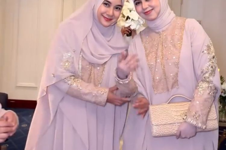 Bridesmaid Dara Arafah tampil serasi dalam abaya nude di Madinah. Elegan, lembut, dan selaras dengan suasana sakral pernikahan di Masjid Nabawi.