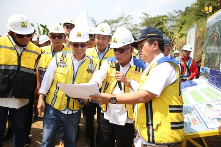 Menteri Pekerjaan Umum dan Perumahan Rakyat (PUPR) Basuki Hadimuljono saat meninjau pembangunan Bendungan Cibeet, Minggu (17/9/2023). 