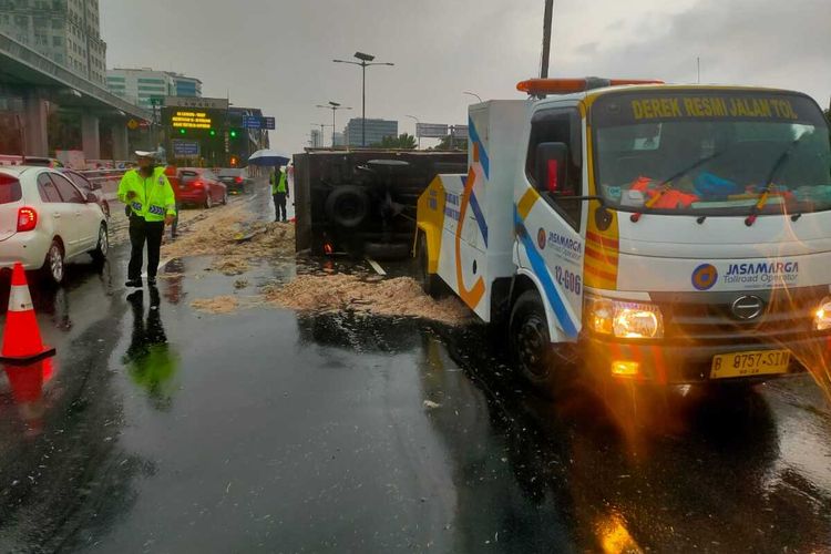 Truk bernomor polisi B 9606 FDC terguling di ruas Tol Dalam Kota, KM 01+800, Cawang, Jakarta Timur, arah Semanggi, Selasa (31/3/2020).