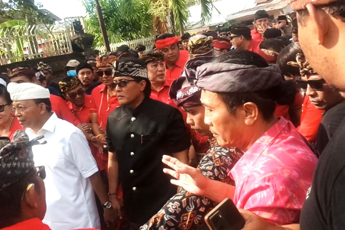 I Wayan Koster dan I Nyoman Giri Prasta, resmi mendaftarkan diri ke Komisi Pemilihan Umum (KPU) Bali sebagai pasangan calon gubernur dan wakil gubernur untuk pemilihan kepala daerah (pilkada) Bali 2024, pada Kamis (29/8/2024). Kompas.com/ Yohanes Valdi Seriang Ginta