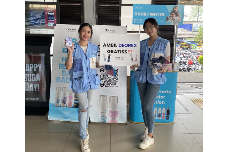 Deorex bagikan puluhan ribu produk anti bau badan gratis. Lokasi di Stasiun Tangerang.