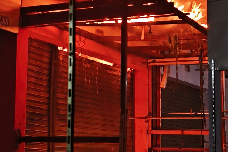 Foto: Sebuah ruko di Pasar Besuki Situbondo Provinsi Jawa Timur hangus terbakar pada Selasa (22/10/2024).