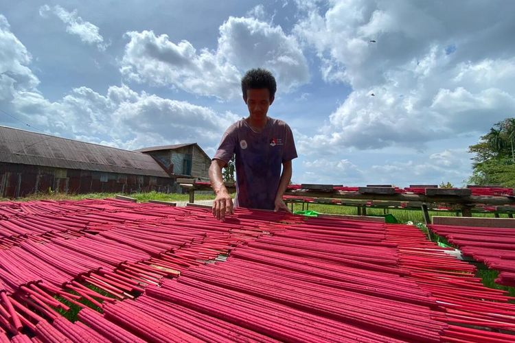 Jelang perayaan Tahun Baru Imlek 2023, bisnis pembuatan dupa di Kalimantan Barat (Kalbar) mengalami peningkatan cukup pesat. Satu di antara pembuat dupa di Kalbar, Hajono mengatakan, permintaan dupa sudah mulai berdatangan. Di Kalbar sendiri, sebut Hajono, pemesan paling banyak berasal dari Kota Singkawang.