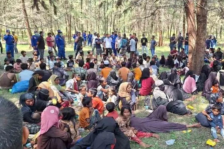 Imigran Rohingya di Pantai Kuala Parek, Kecamatan Sungai Raya, Kabupaten Aceh Timur, Senin (1/2/2024). 