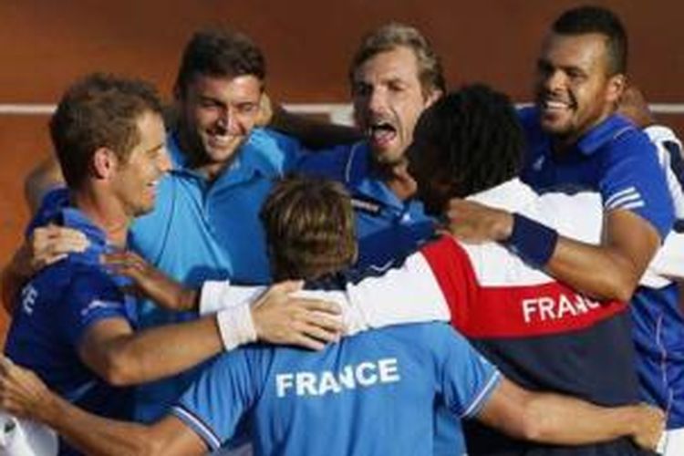 Tim Perancis merayakan keberhasilan lolos ke final Piala Davis
