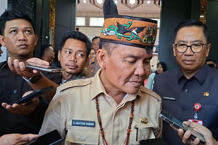 Gubernur Kalteng Agustiar Sabran saat diwawancarai awak media usai menghadiri rapat paripurna di Kantor DPRD Kalteng, Palangka Raya, Selasa (14/10/2025).
