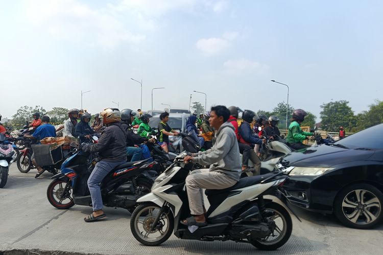 Jalan Raya Pekayon Bekasi Macet karena Perbaikan Jalan, Ini Rekayasa Lalu Lintasnya
