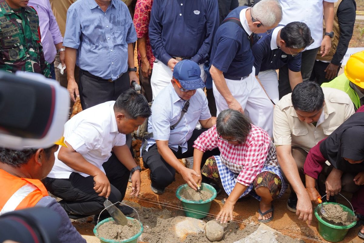 Mendagri Muhammad Tito Karnavian bersama Menteri PKP Maruarar Sirait saat menghadiri groundbreaking huntap di GOR Sibolga, Sumut (21/12/2025). 