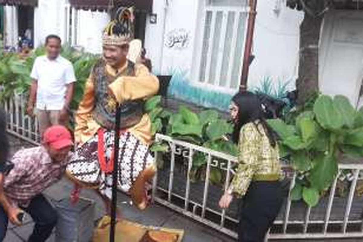 Annisa Pohan saat heran melihat seseorang berkostum Gatotkaca yang tampak melayang. Hal itu terjadi saat ia dan suaminya, calon gubernur DKI Jakarta nomor satu, Agus Harimurti Yudhoyono menyambangi kawasan Kota Tua di Jakarta Barat, Rabu (2/11/2016). 