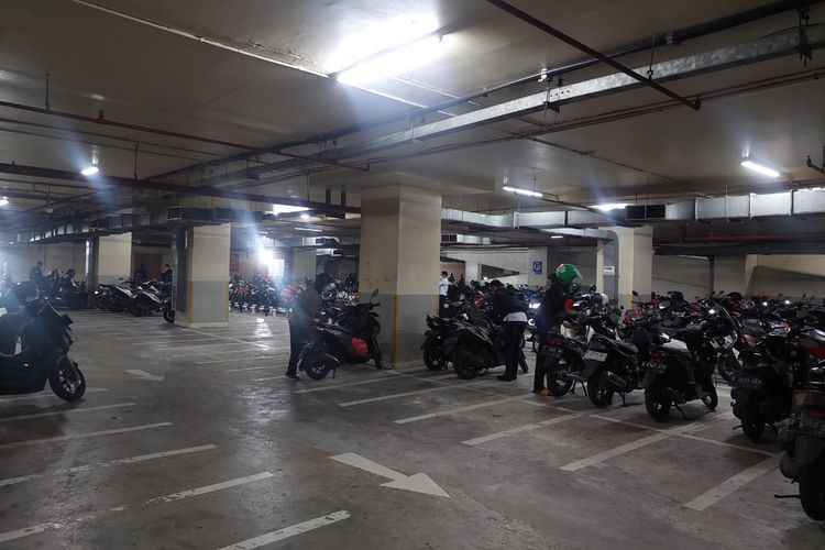 Suasana Parkiran di Gedung DPRD DKI Jakarta, Kebon Sirih, Jakarta Pusat, yang telah dipenuhi pegawai berseragam aparatur sipil negara (ASN), pada Rabu (26/4/2023).