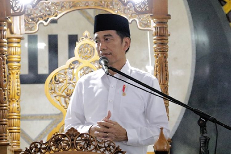 Presiden Joko Widodo (Jokowi) saat membagikan 17 sertipikat tanah wakaf kepada pengurus masjid, mushalla, serta surau di Masjid Raya Sumatera Barat, Padang, Jumat (9/2/2018).