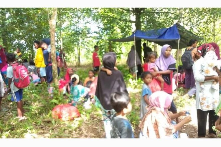 Warga mengungsi pascagempa magnitudo 6,1 di Pulau Seram, Kabupaten Maluku Tengah, Provinsi Maluku, Rabu (16/6/2021).