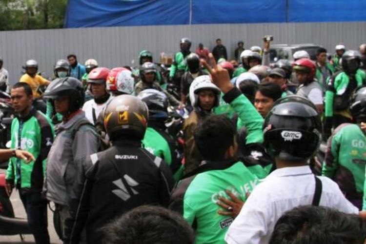 Buntuk aksi penolakan transportasi online di Medan, Gojek bentrok dengan penarik becak, Rabu (22/2/2017)