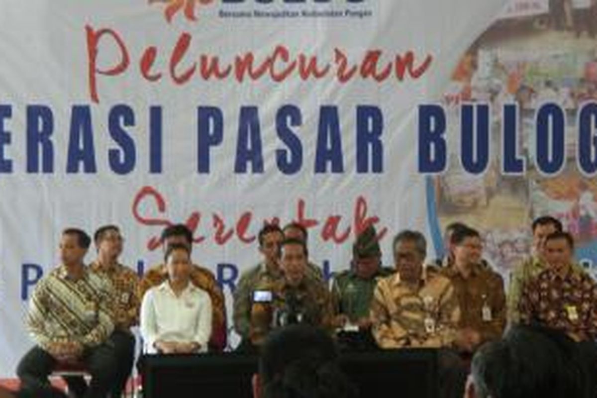 Presiden Joko Widodo (tengah) melepas operasi pasar 300.000 ton beras dari  pergudangan Sunter Bulog Divre DKI Jakarta, Jumat (2/10/2015).