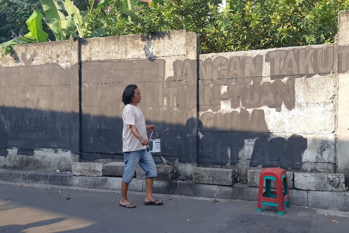 Mural kritik di kelurahan Kebon Kacang, Kecamatan Tanah Abang, Jakarta Pusat, dihapus pada Kamis (26/8/2021).