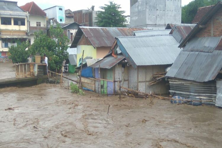 Banjir setinggi 1 meter saat merendam pemukiman warga di Kabupaten Dompu, NTB pada Jumat (11/1/2019)