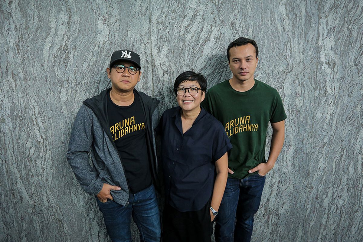 Aktor Nicholas Saputra (kanan), Produser Meiske Taurisia (tengah), dan Sutradara Edwin berpose usai wawancara terkait promosi film Aruna dan Lidahnya di Redaksi Kompas.com, Menara Kompas, Jakarta, Kamis (6/9/2018). Aruna dan Lidahnya merupakan film adaptasi lepas dari novel karangan Laksmi Pamuntjak berjudul sama yang disutradarai oleh Edwin.