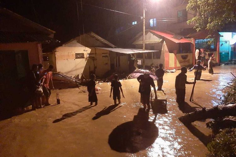 Banjir merendam rumah-rumah warga di kawasan Batu Merah Dalam Kecamatan, Sirimau, Kota Ambon, Sabtu malam (3/10/2020)