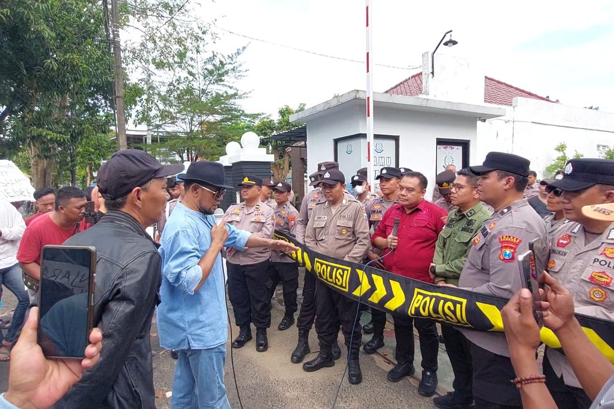 Suasana saat warga melakukan aksi demo di depan kantor Kejari Sumenep, Kamis (22/5/2025). 