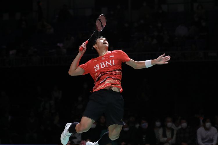 Tunggal putra Indonesia, Jonatan Christie, saat melawan Viktor Axelsen (Denmark) pada perempat final Kumamoto Masters Japan 2023 di Kumamoto Prefectural Gymnasium, Jumat (17/11/2023). 