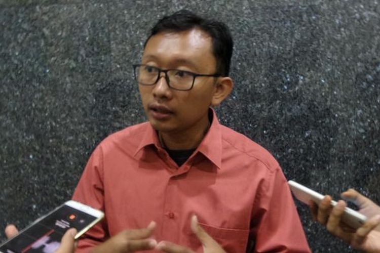Pengacara publik dari Yayasan Lembaga Bantuan Hukum Indonesia (YLBHI) Muhammad Isnur saat ditemui di kantor Ombudsman RI, Kuningan, Jakarta Selatan, Selasa (14/2/2017).