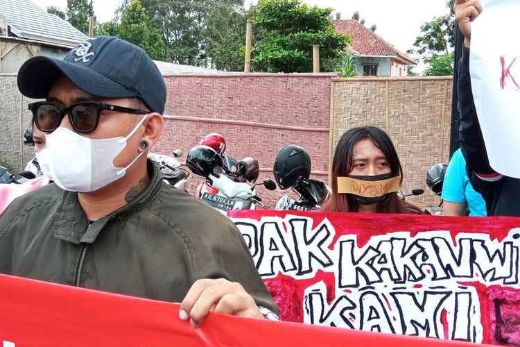 Massa saat menggelar Aksi Damai dan Diam di Kanwil Kemenkumham DIY Rabu (24/11/2021)