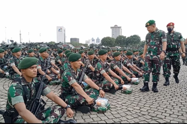 KSAD Jenderal Dudung Abdurachman saat memimpin apel gelar pasukan jajaran TNI AD wilayah Jabodetabek di Monas, Jakarta, Selasa (25/1/2022).