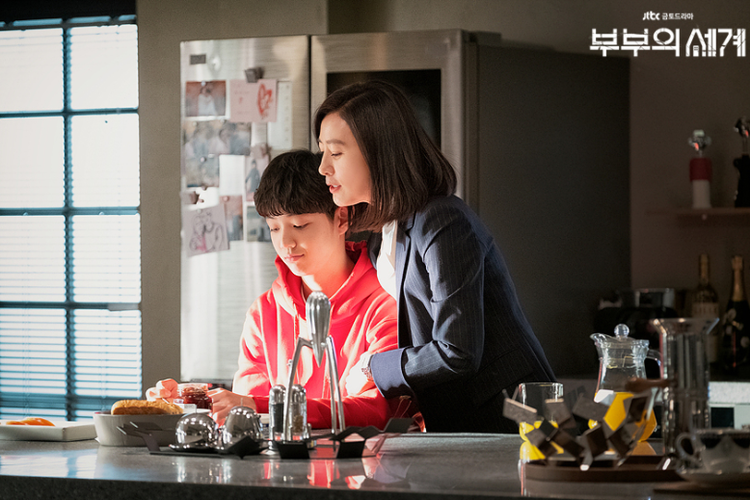 Kim Hee Ae dan Jun Jin Seo dalam serial drama The World of the Married (2020).