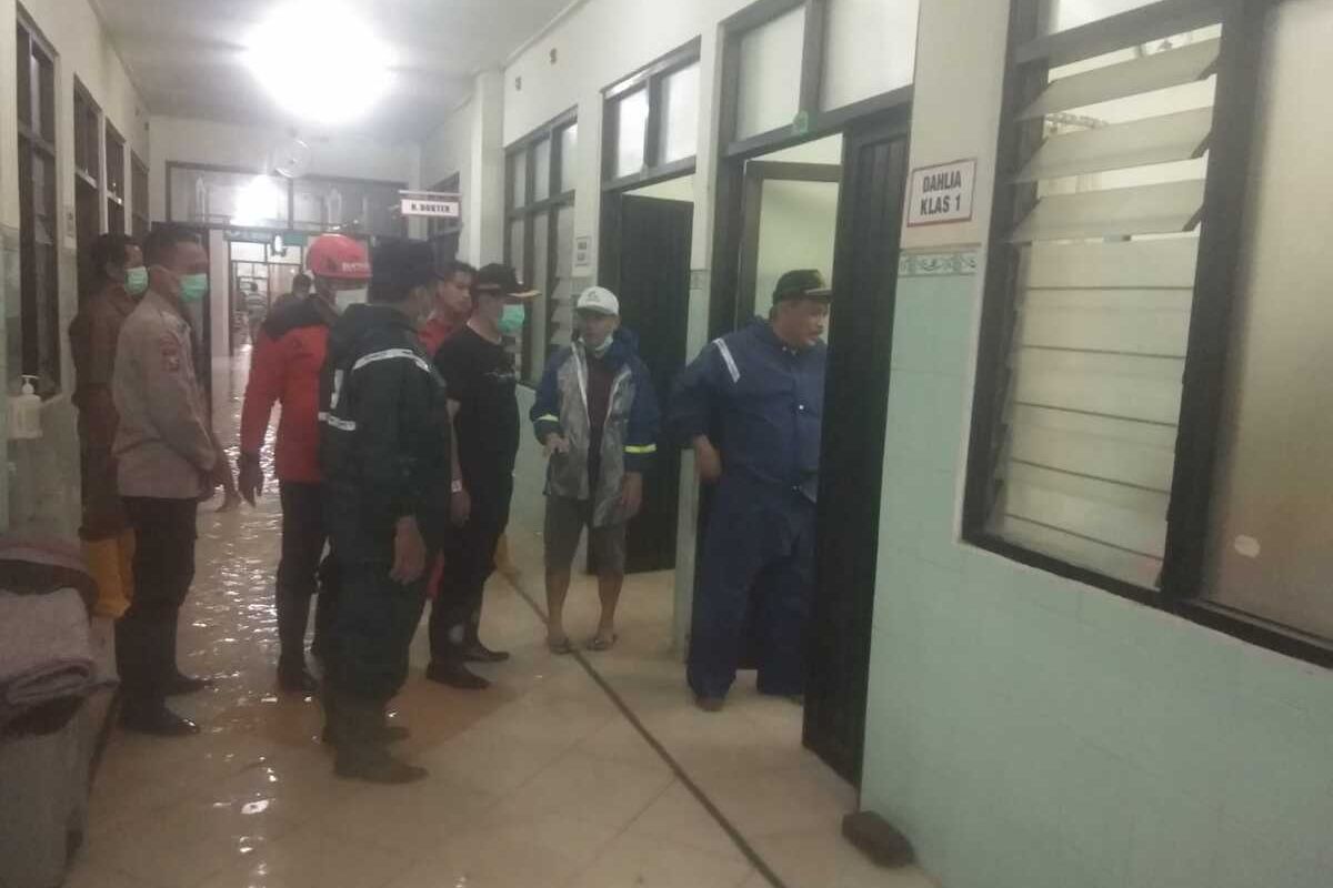 Kondisi RSUD Nganjuk tergenang banjir, Selasa (11/1/2021) petang. Saat ini air berangsur-angsur surut