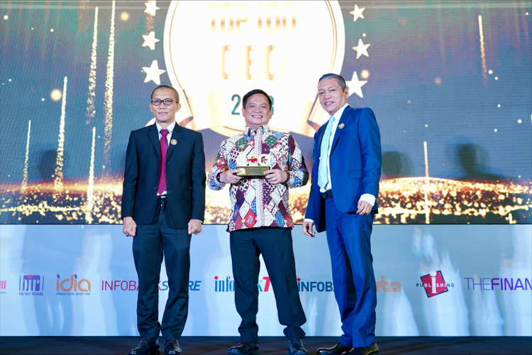 Direktur Utama Permodalan Nasional Madani (PNM) Arief Mulyadi menyabet penghargaan Top 100 CEO 2023 dari Infobank Media Group di Four Seasons Hotel Jakarta, Selasa (5/12/2023)