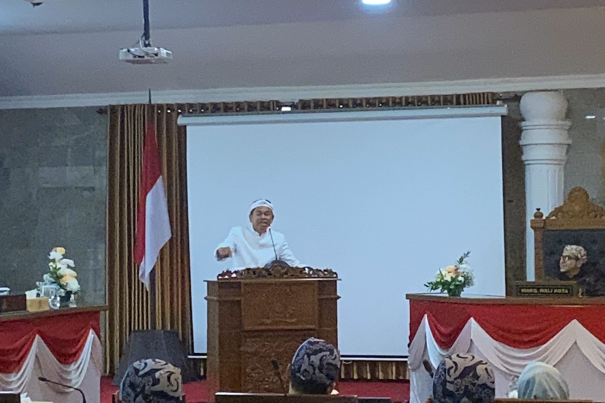 Gubernur Jawa Barat saat memberikan sambutan di gedung DPRD Kota Sukabumi, Kamis (10/4/20/5).